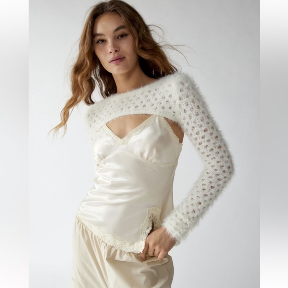 NWOT UO Fuzzy Shrug Sweater - Picture 4 of 6